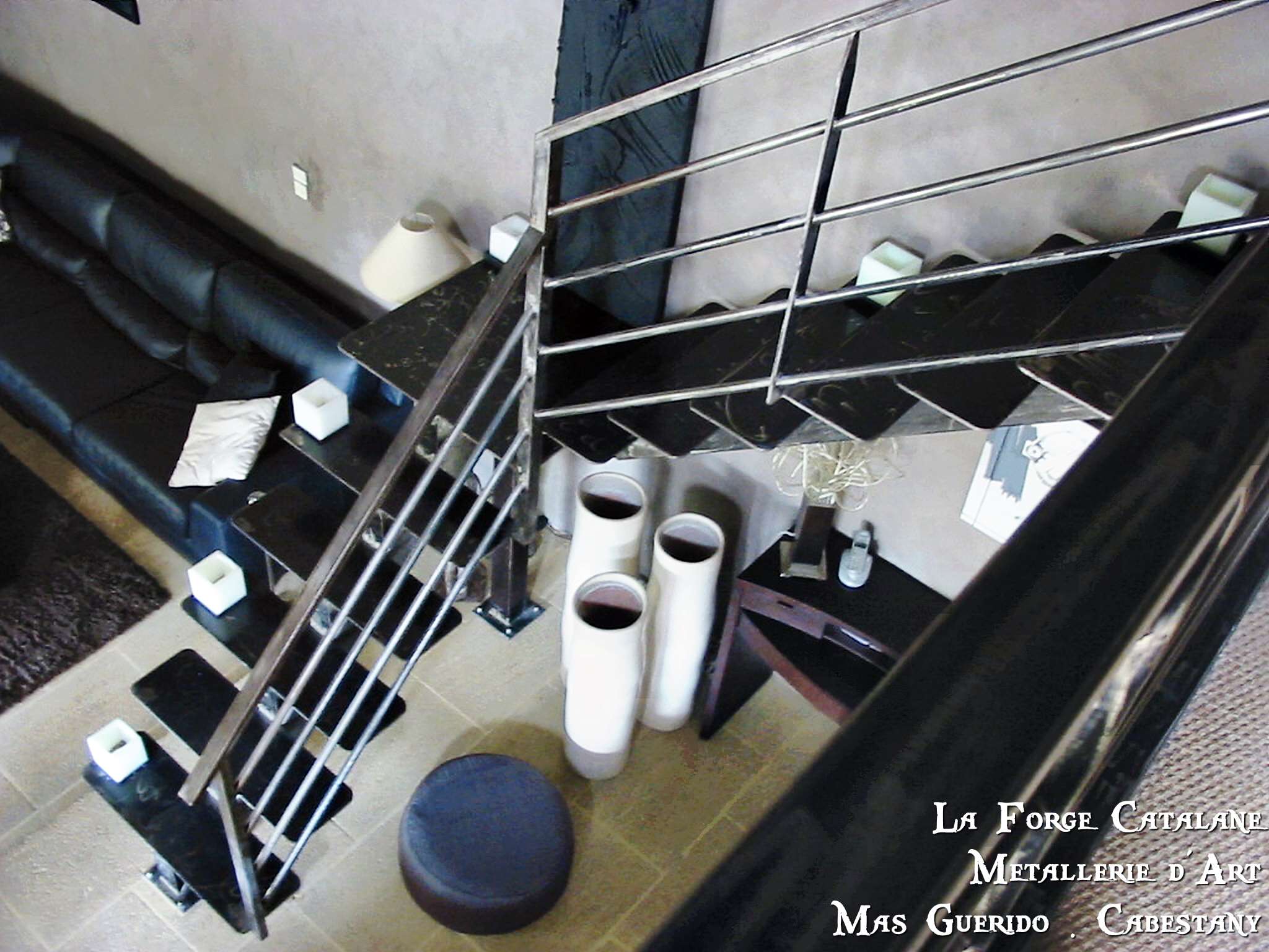 escalier limon central marches fer rampant lisses horizontales forge catalane 1.jpg